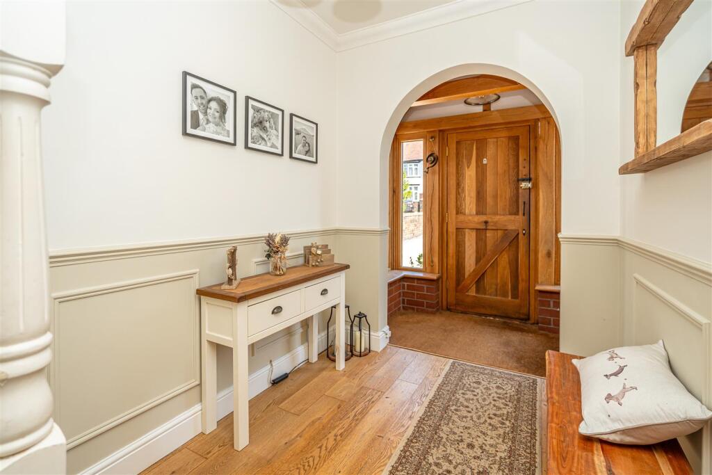 18 Sedgley Road-Hall.jpg