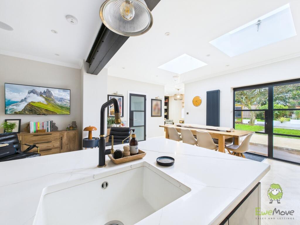 CAM01543G0-PR0166-STILL077