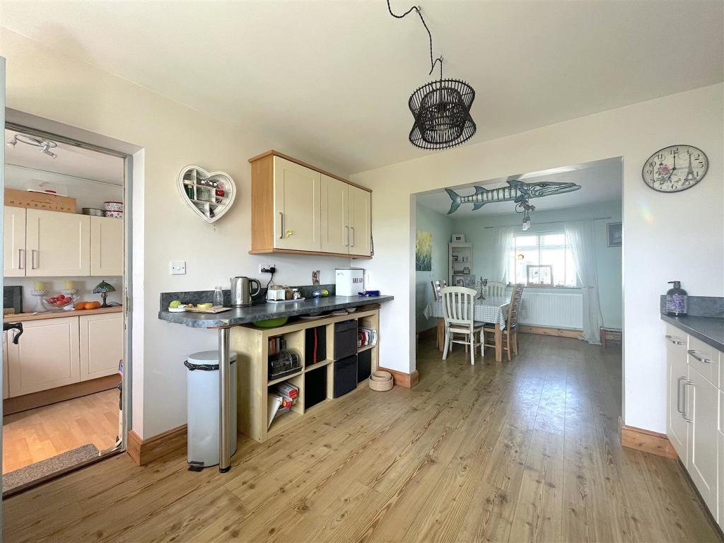 Kitchen:Dining Room (2).jpeg