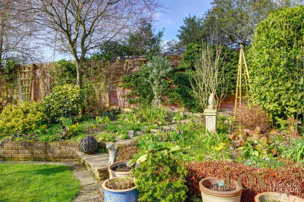 23 Old Road North (1).jpg