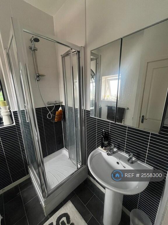 En-Suite Bathroom 
