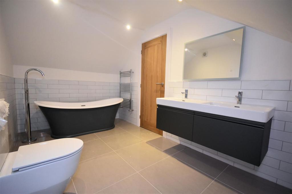 Bed 2 ensuite.jpg