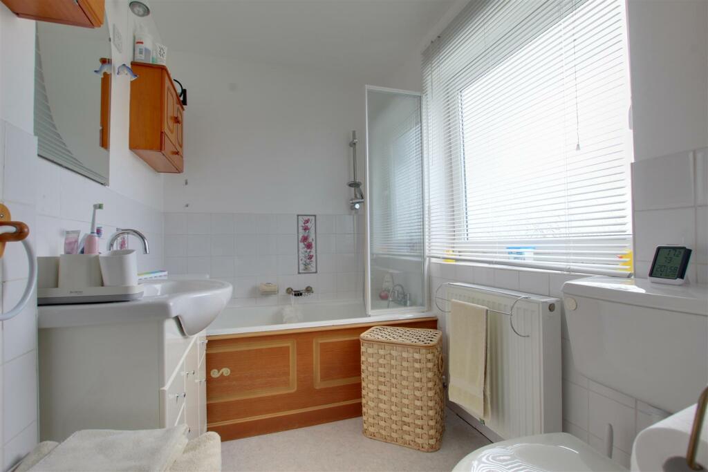 BATHROOM/WC