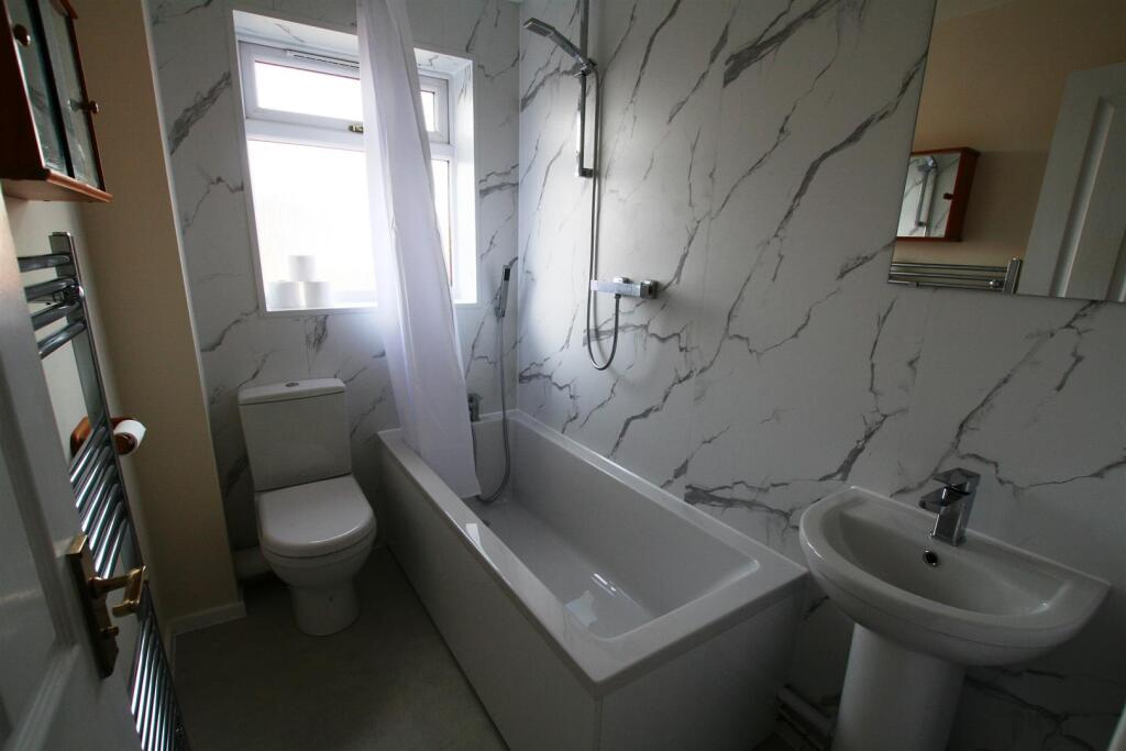 thistleclose,5bathroom.JPG