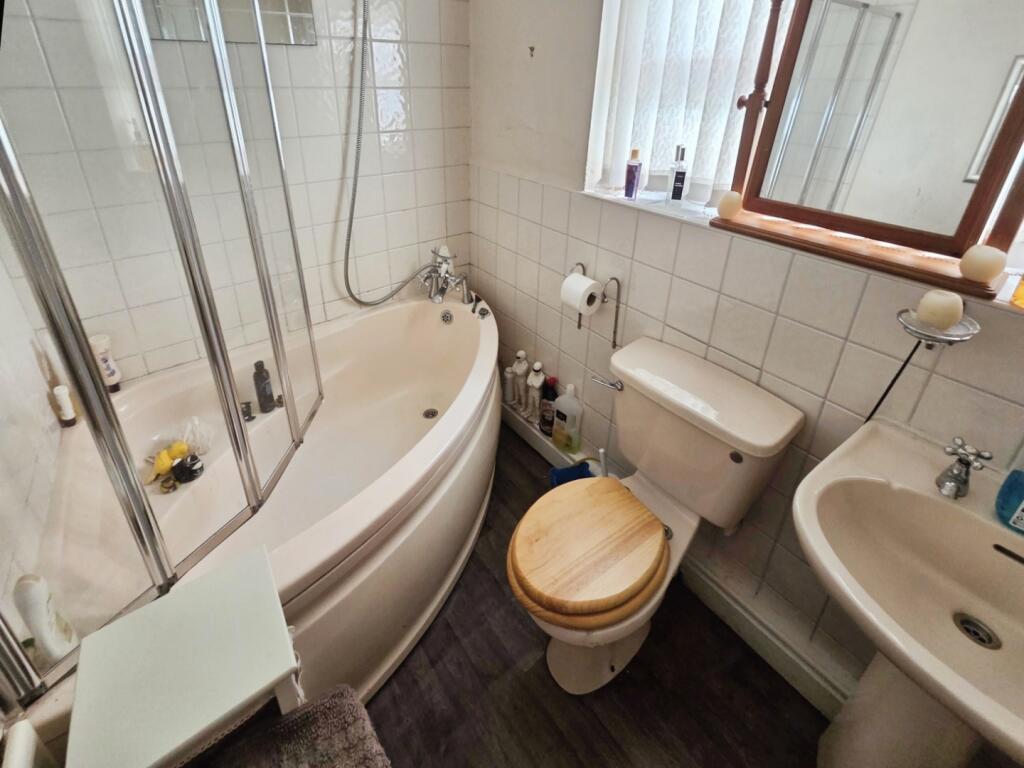 pbox-bathroom-325894.jpg