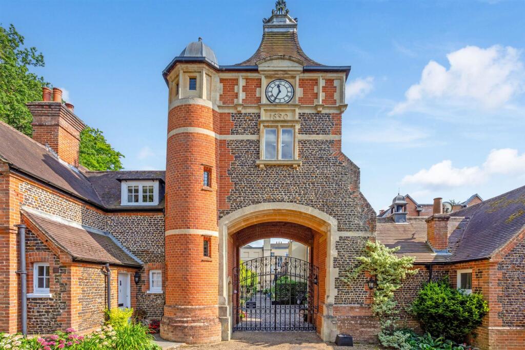 76950_3 The Courtyard Moor Park (1)_low.jpg