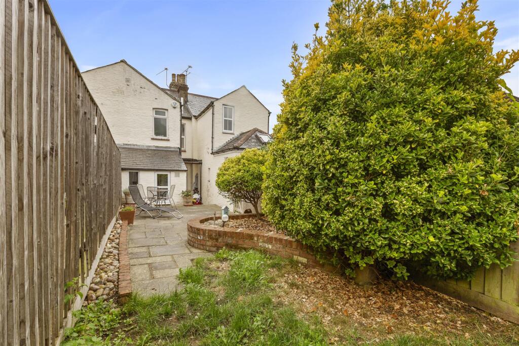 107 Amersham Road, HP13 5AD-11.jpg