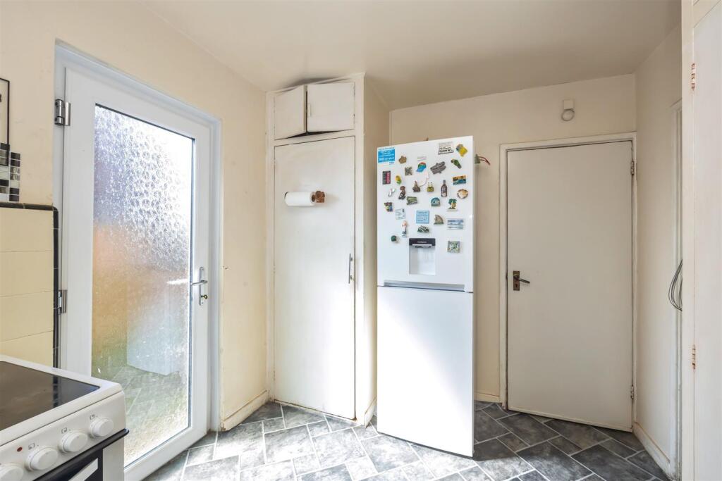 King George VI Dr 17 KITCHEN 2.jpeg