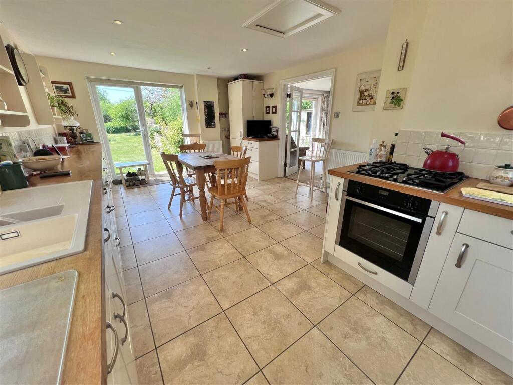 Kitchen 5.jpg