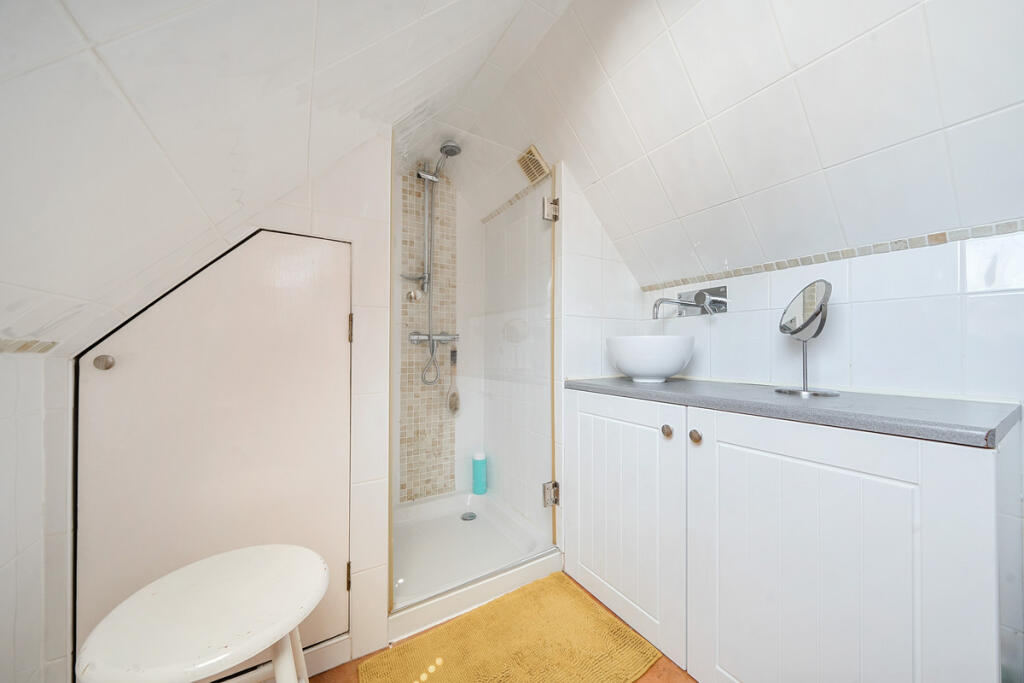 Bedroom 4 en-suite shower room