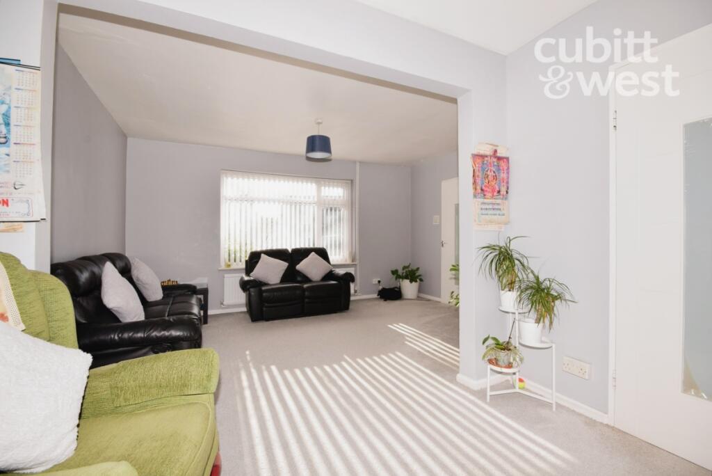 Lounge/Dining Space