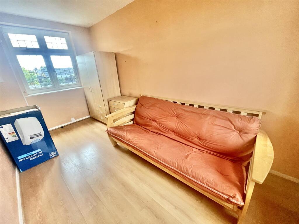 bedroom 4.jpg