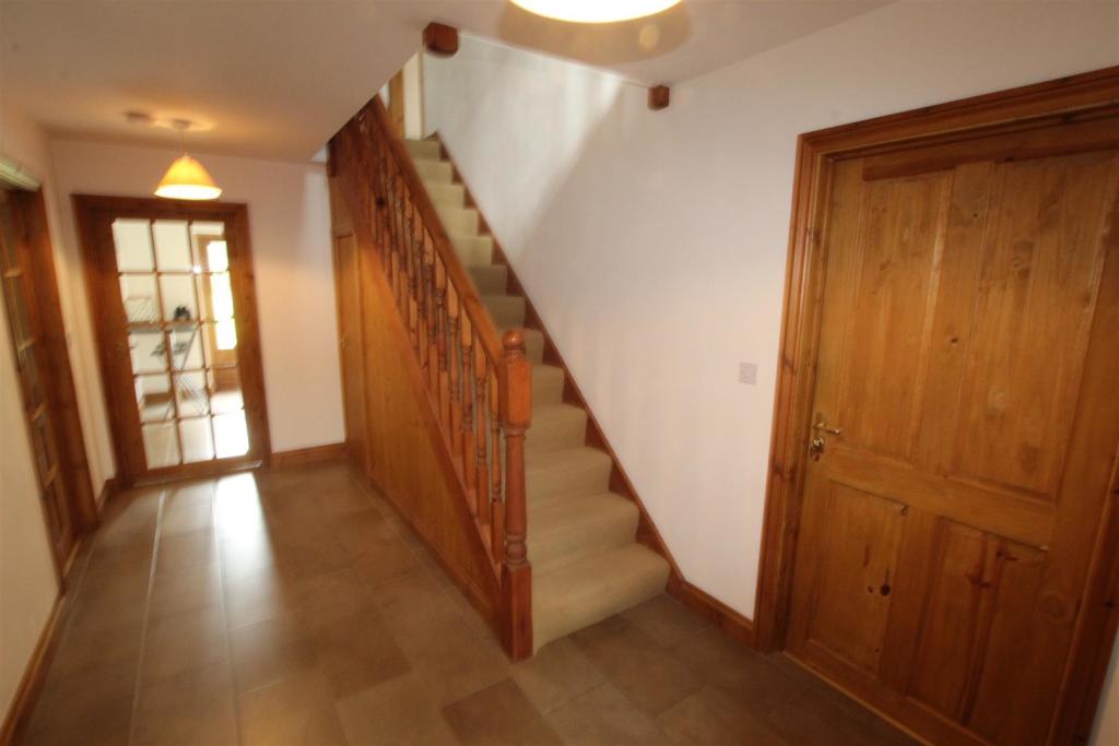 SPACIOUS HALLWAY