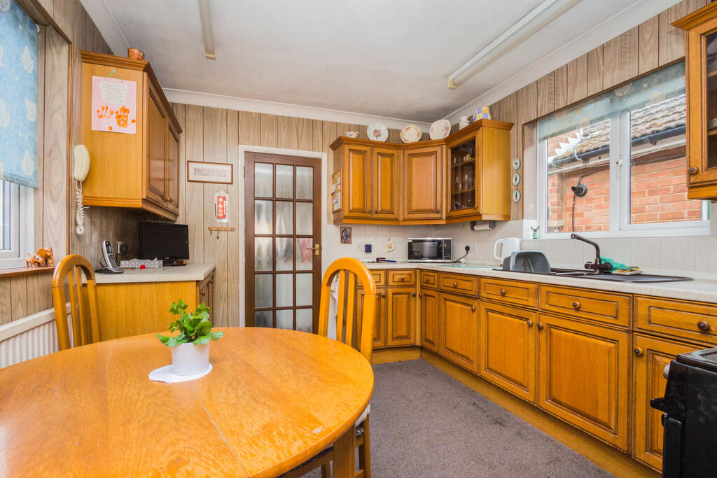 Kitchen/Breakfast...