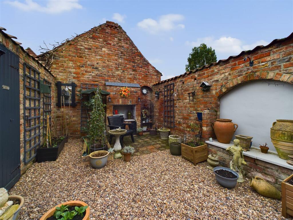 GARDEN/ OUTSIDE SPACE