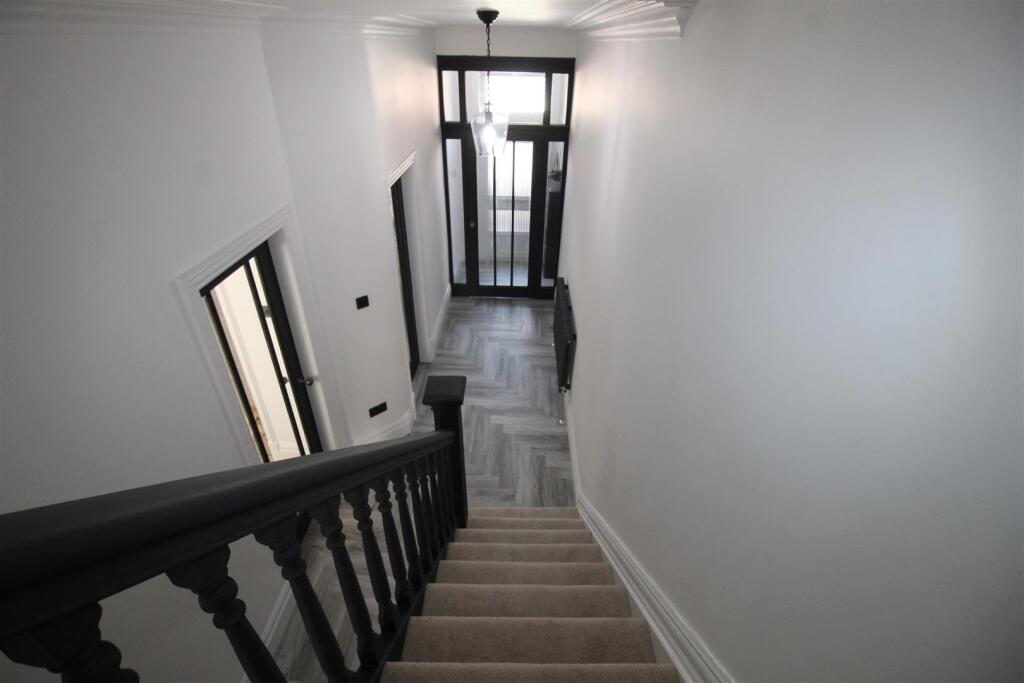 Park Rd, 50A, hallway.JPG