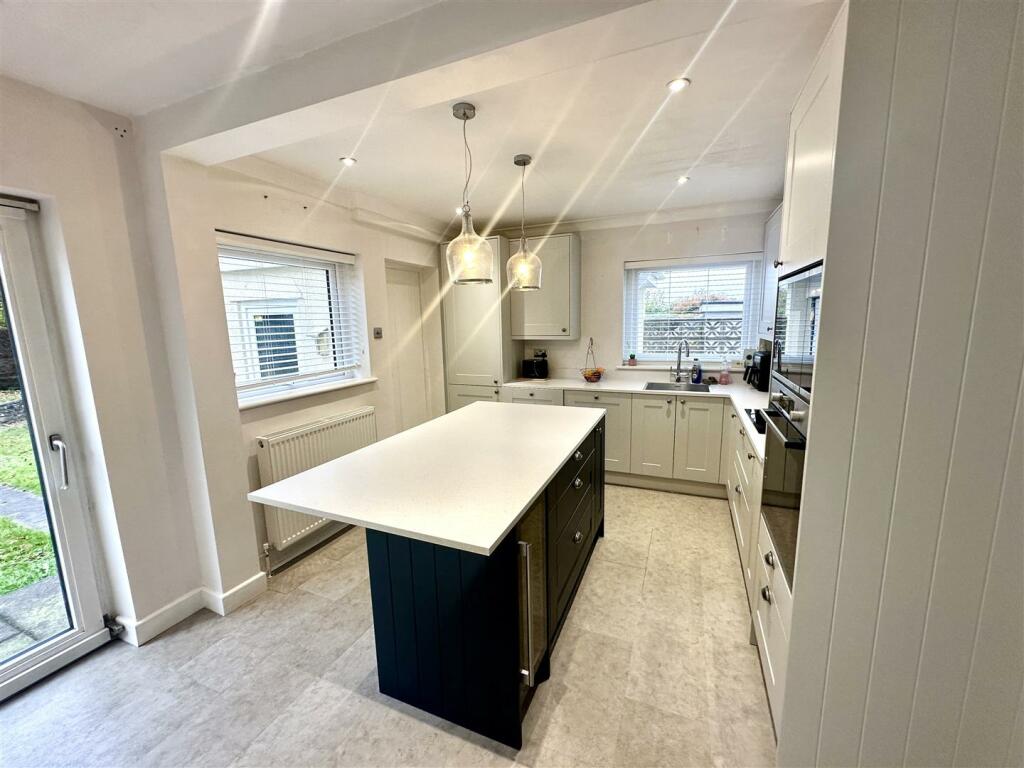 KITCHEN/FAMILY DINING ROOM