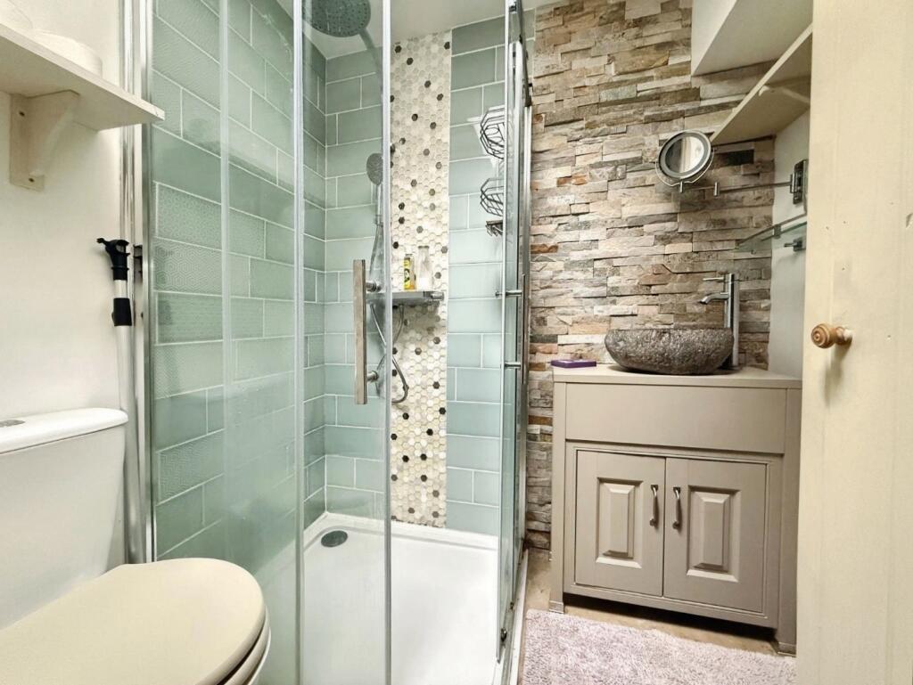 pbox-bathroom-335726.jpeg