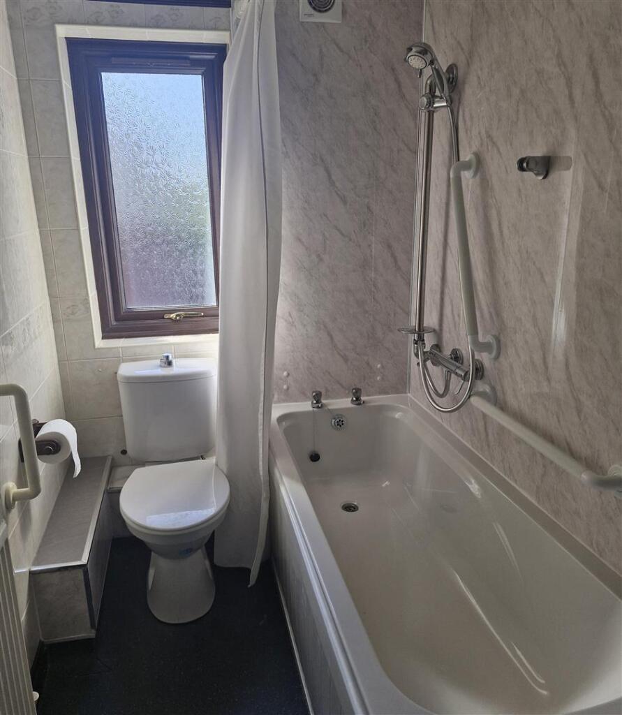 20 Eskrigge Rd , bathroom.jpg