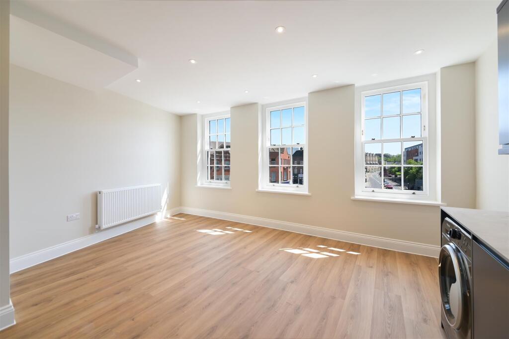 HIGH STREET,12A, FLAT 3 -  (2).jpg