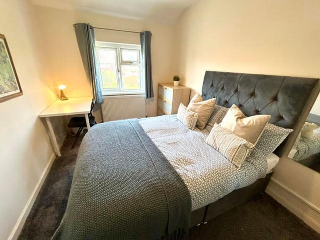 This beautifully designed double bedroom featur...