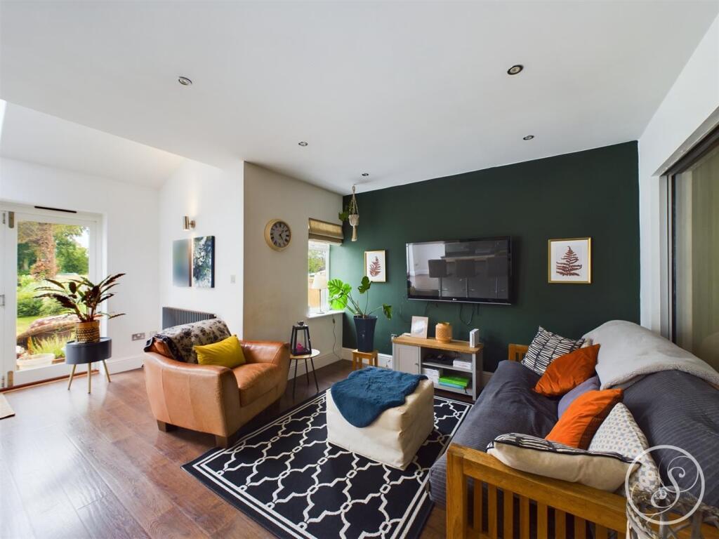 KITCHEN/DINER/FAMILY ROOM