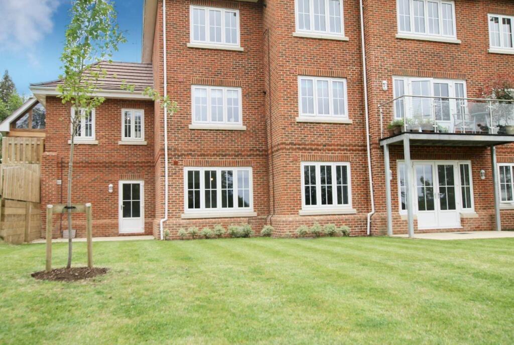 2 Woodview Rer Garden.JPG