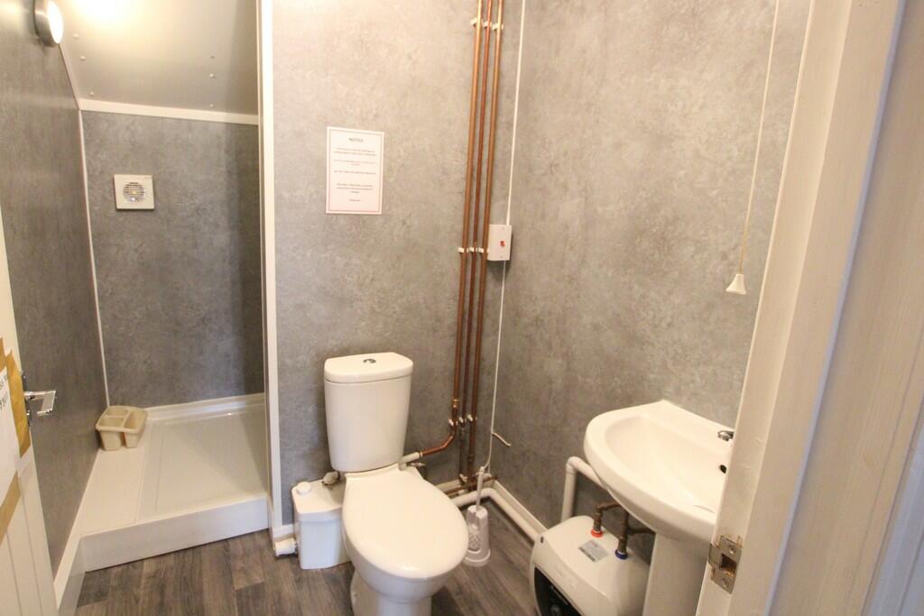 2nd floor bathroo...