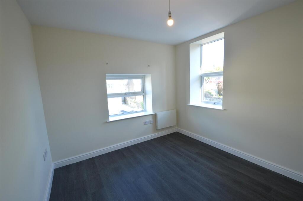 Bedroom 1 .JPG
