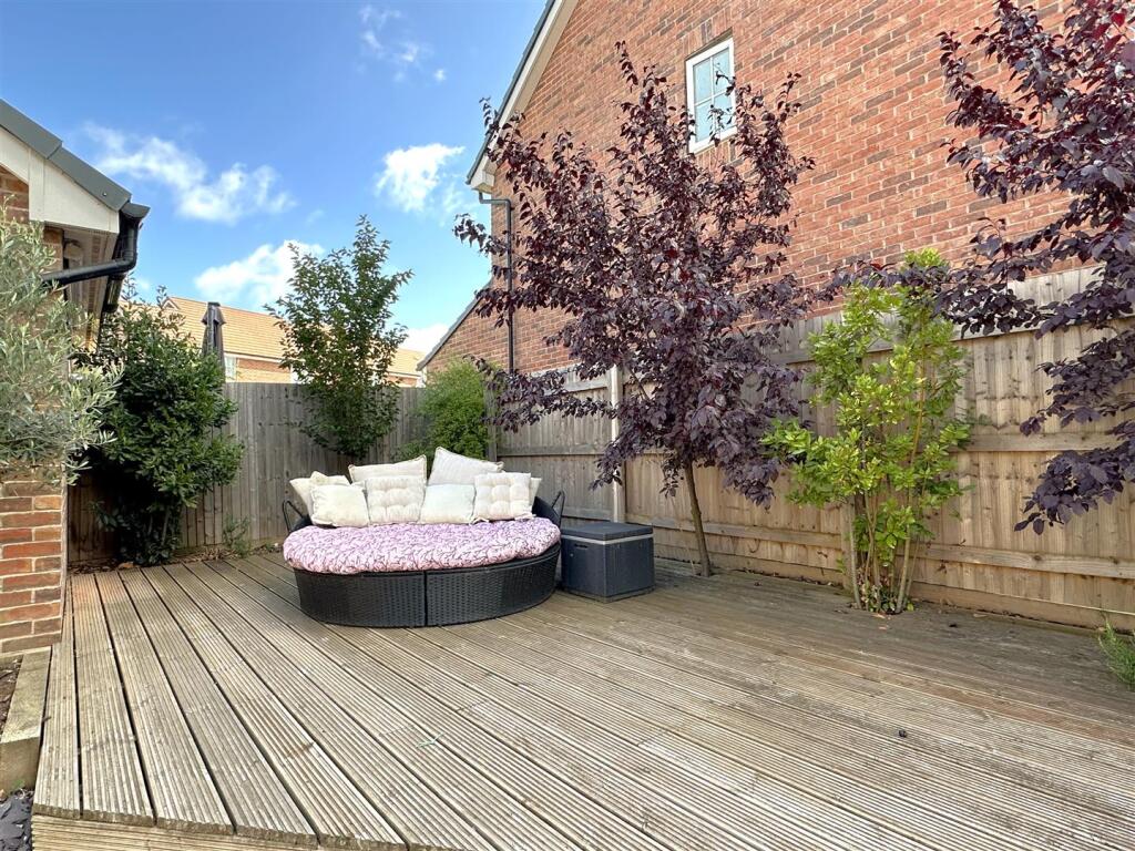 Decked Seating Area 977