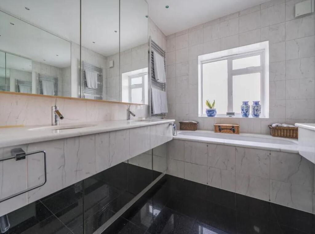 Master bathroom.JPG
