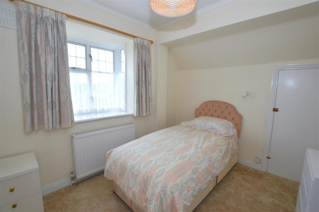 100 Redway Drive bed3.JPG