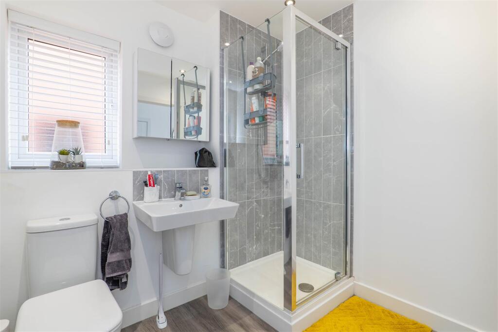 Jack &amp; Jill Ensuite