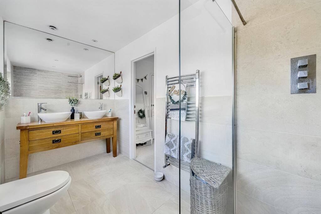 En suite to main bedroom suite