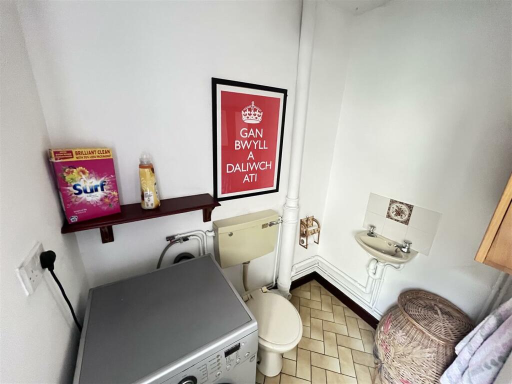 SHOWER ROOM/UTILITY ROOM