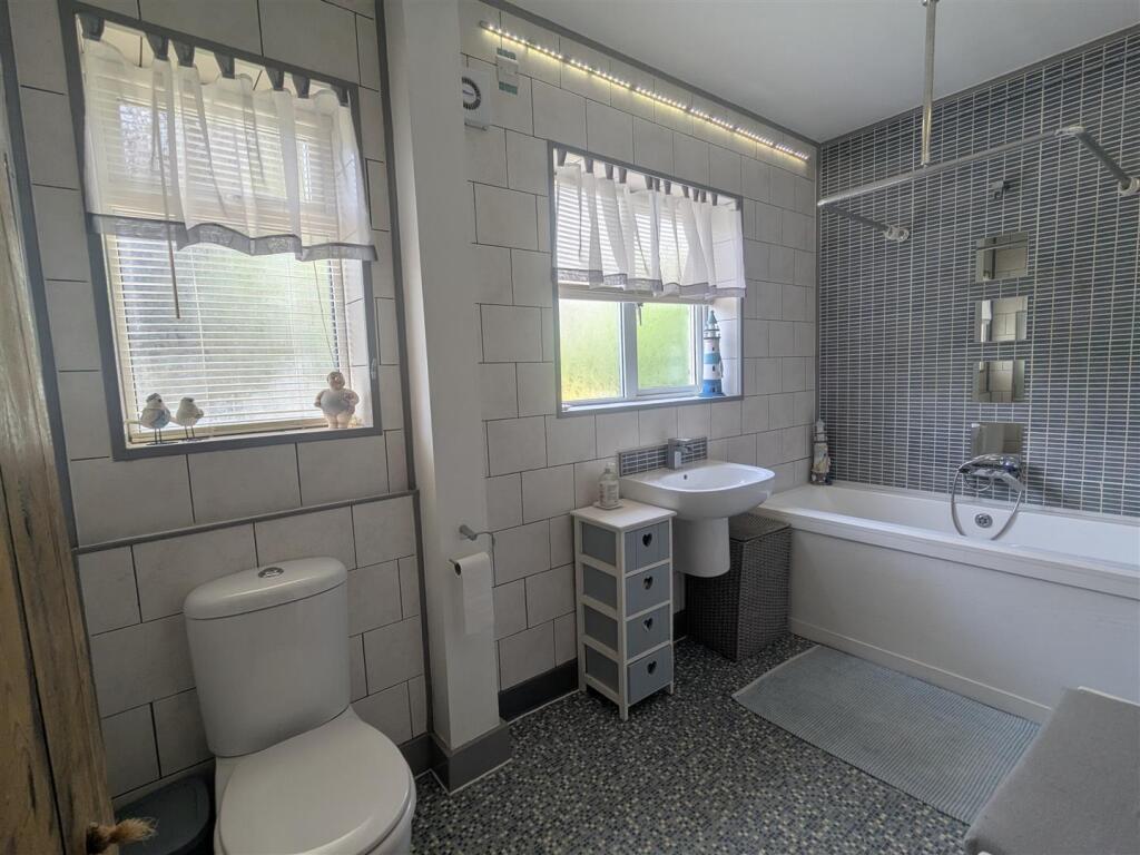 bathroom2.jpg