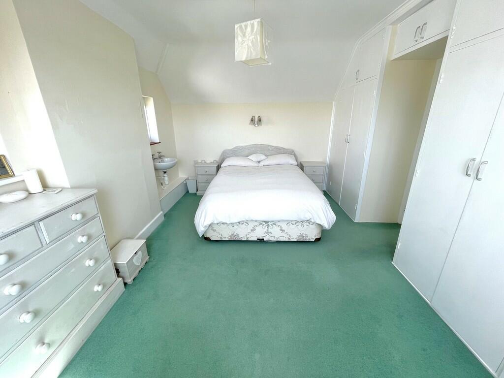 2 Cudlow Ave Bed ...