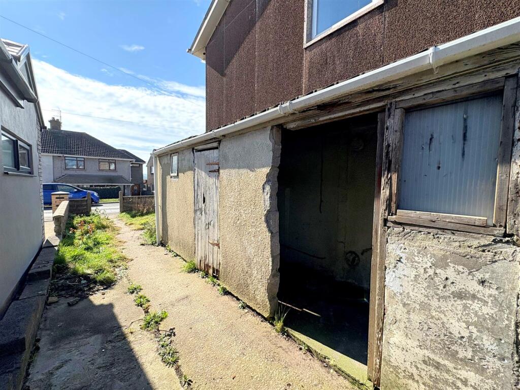 Side Garden / Outbuilding