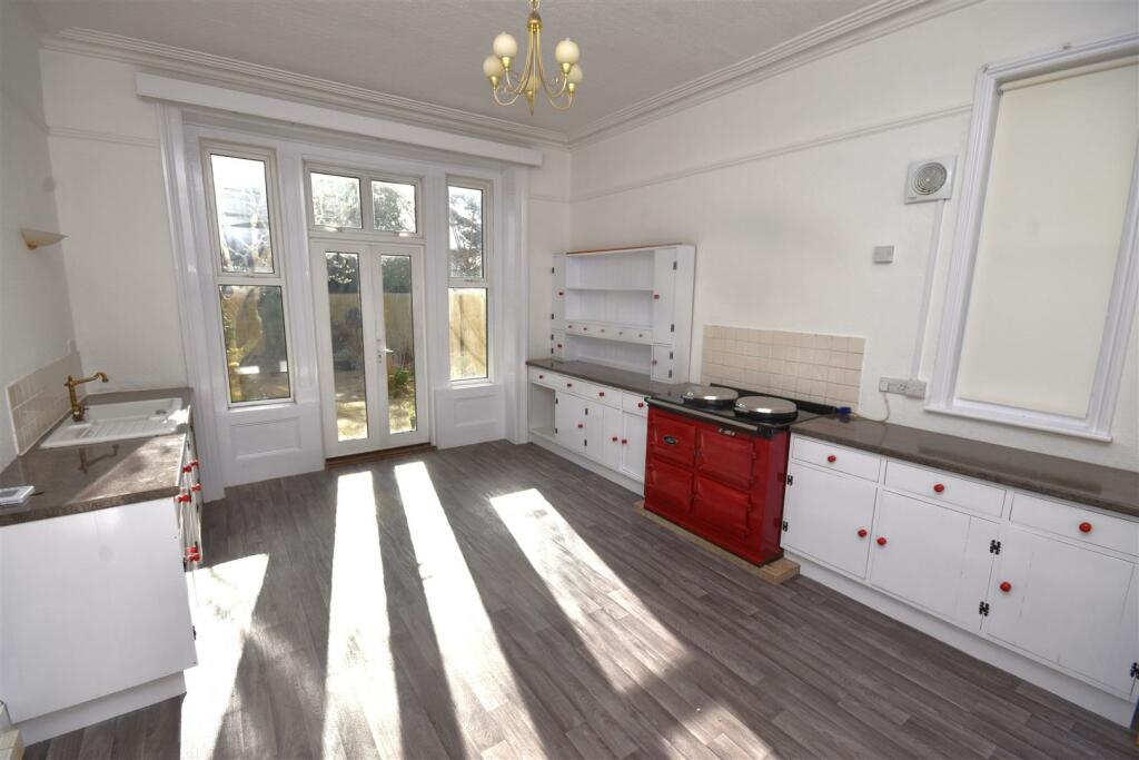 Kitchen 1.jpg