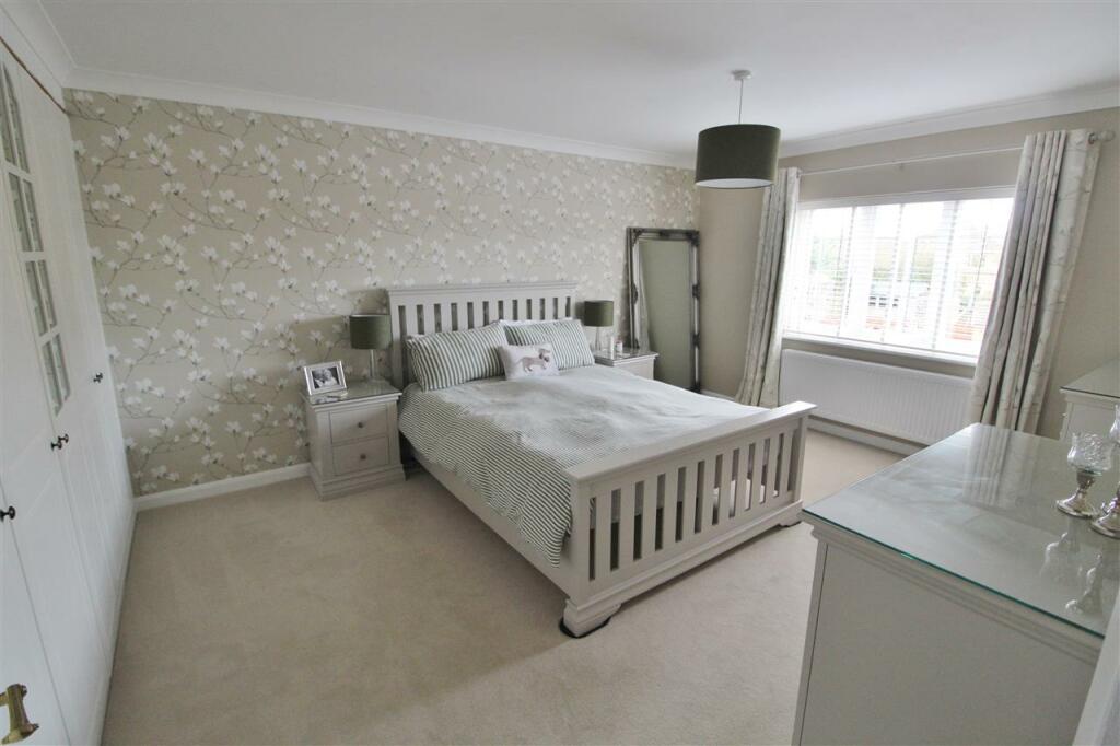 PRINCIPAL BEDROOM