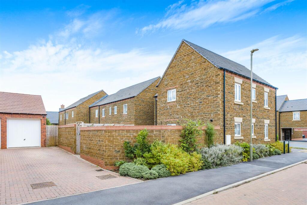 12 Blackwell Drive, Bodicote-2.jpg