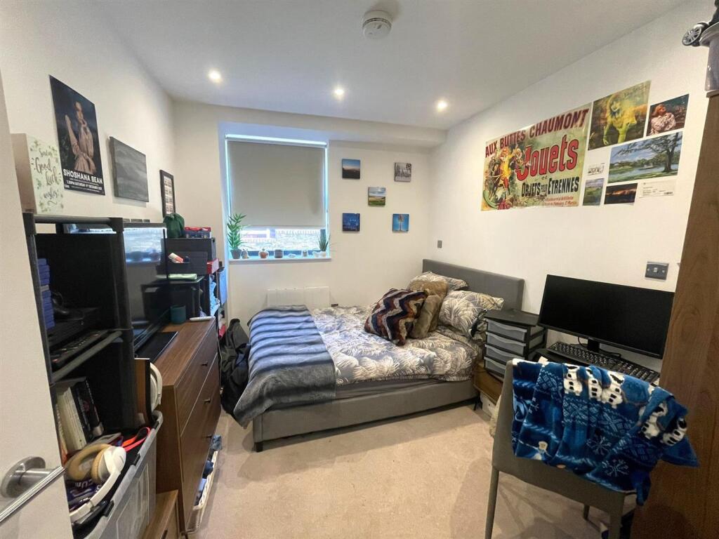 Bed1.jpg