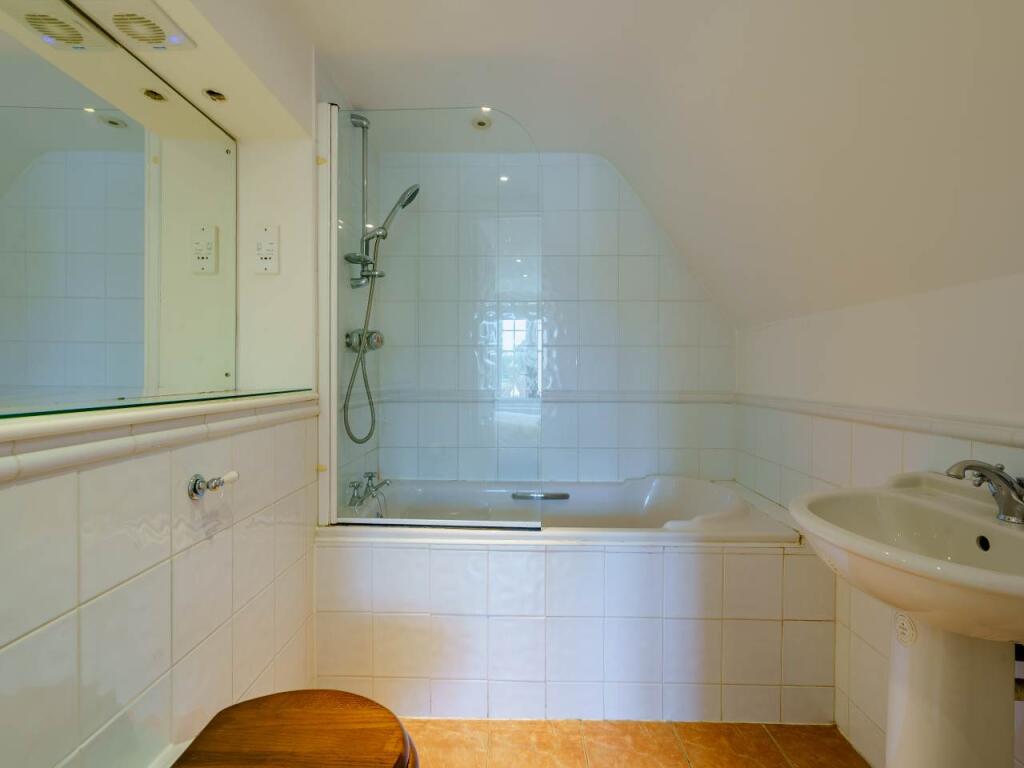 8483175-interior27
