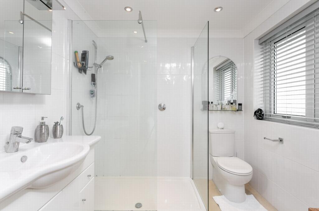 En-Suite Shower rm