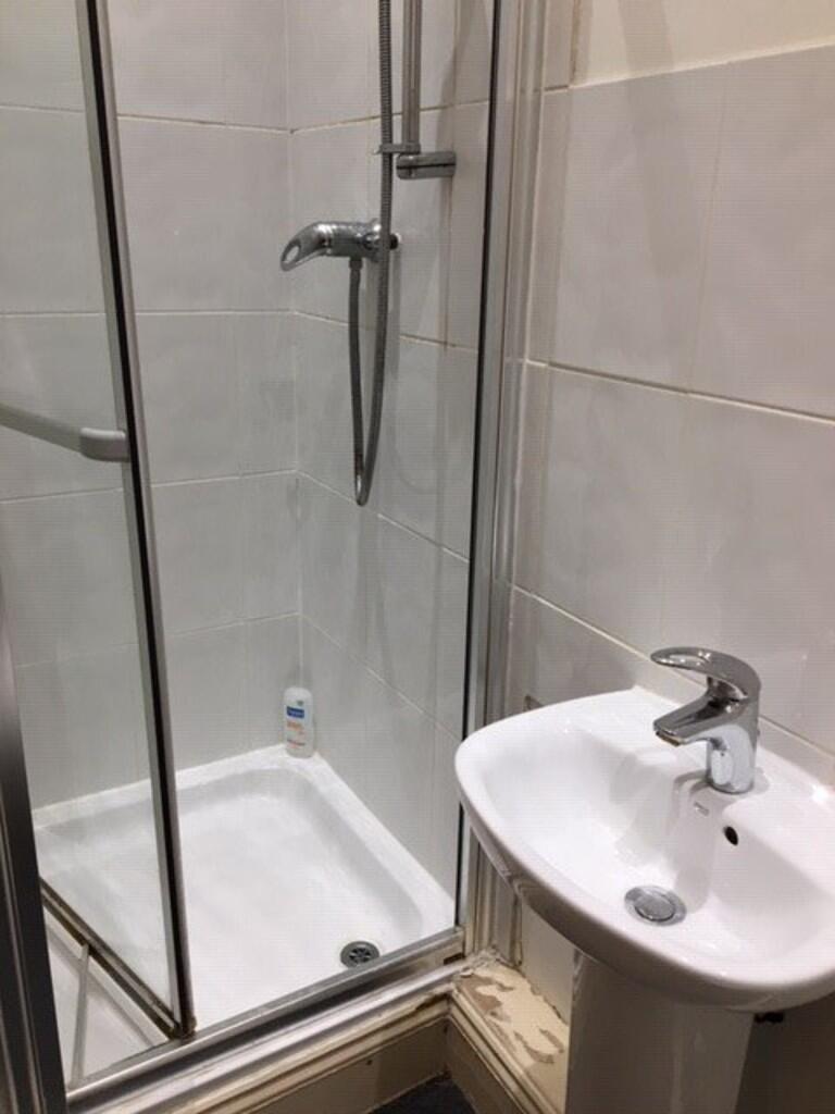 En suit Shower Ro...