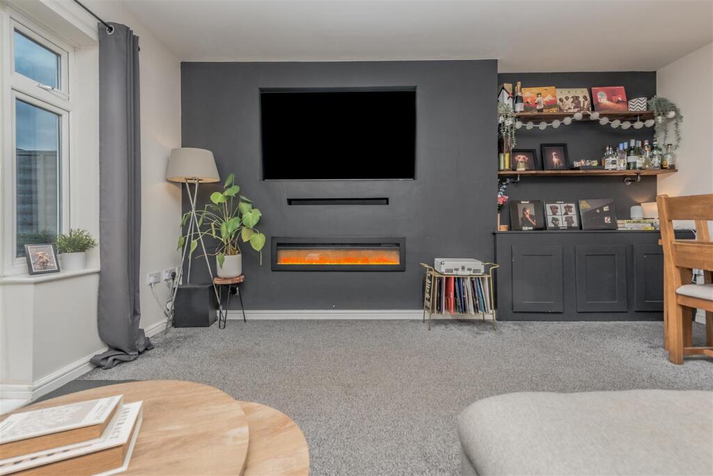 Living / Dining Room: