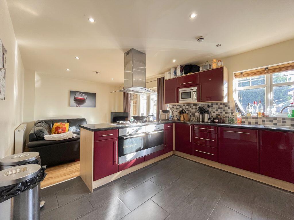 KITCHEN/LIVING ROOM