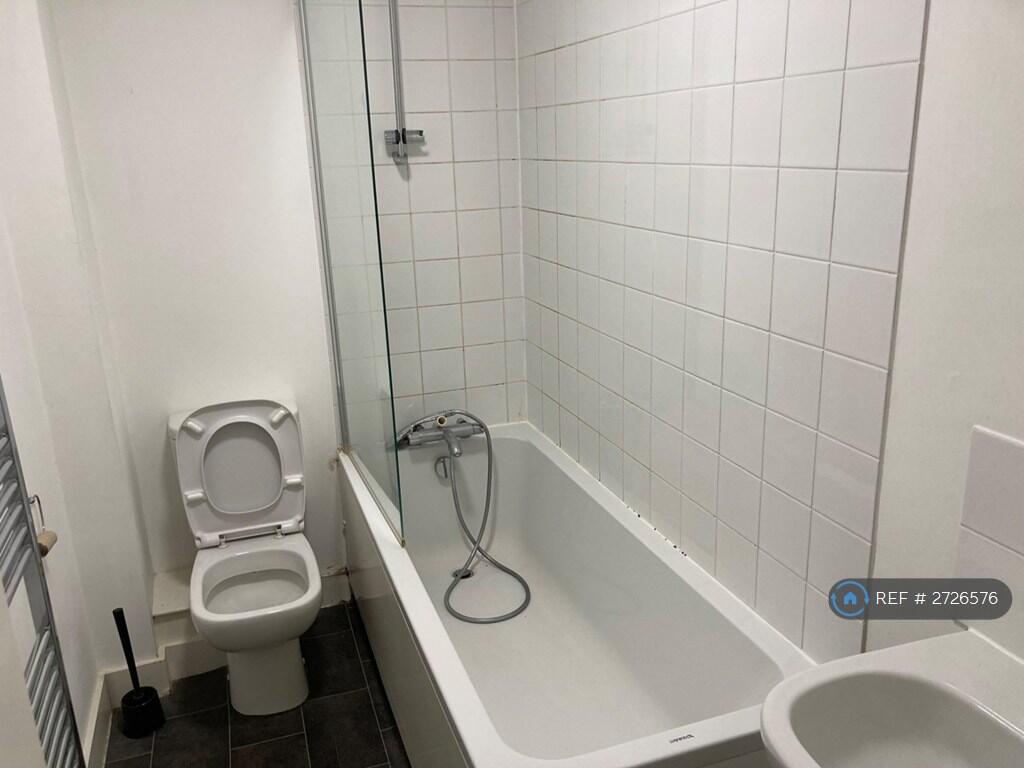 Bathroom 3 Piece Large Bath 