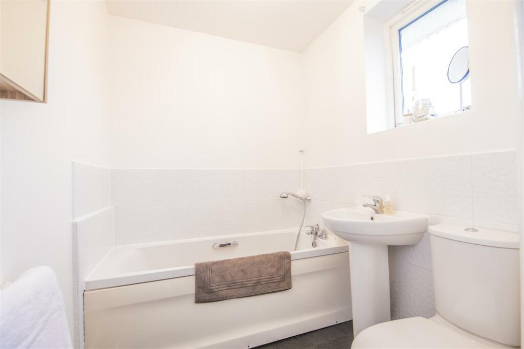 45 Einstein Cresent bath.jpg