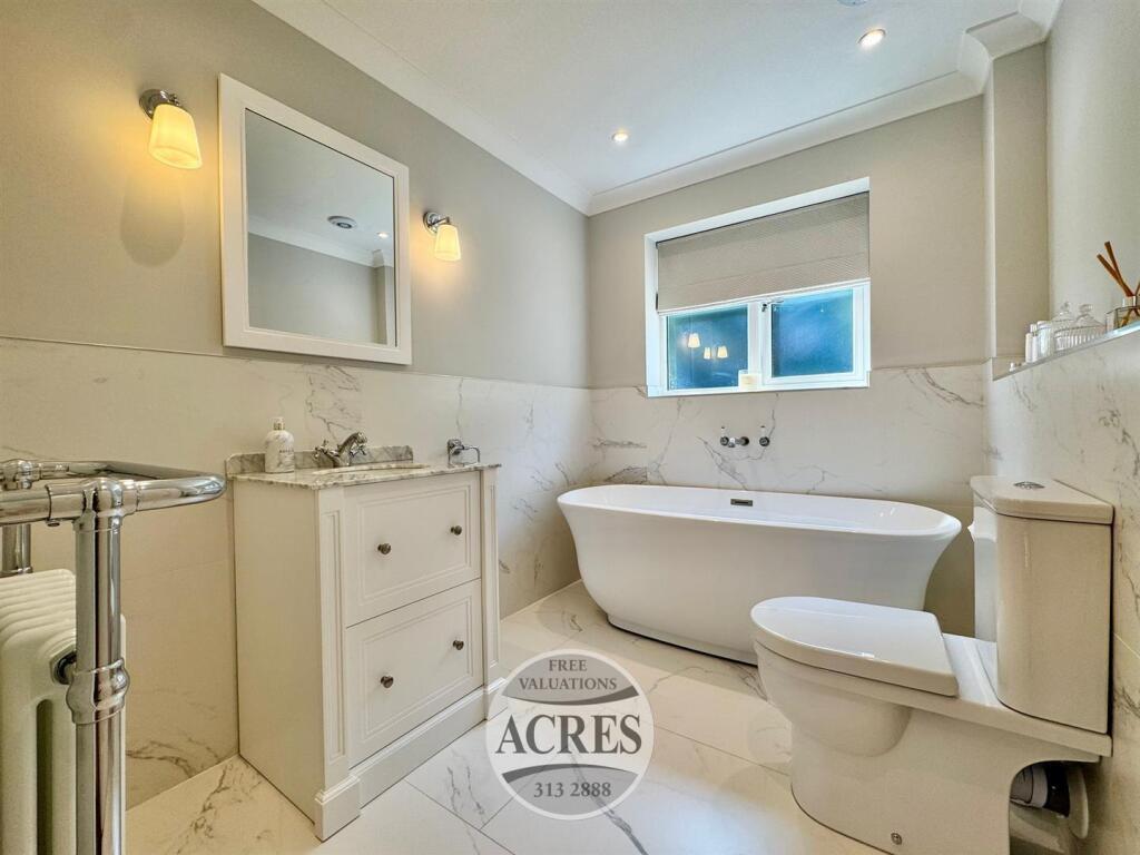 Family bathroom (1).jpg